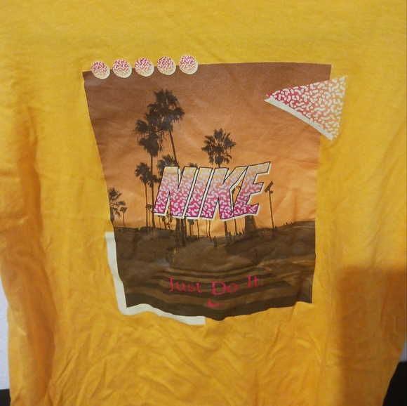 Bundle of Nike Boy Logo Graphic Tees - Picture 7 of 15